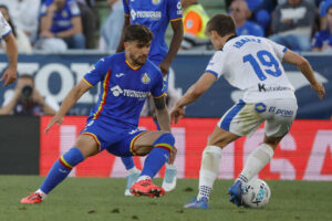 El centrocampista del Getafe Mauro Arambarri (i) intenta evitar el avance del delantero Pablo Ibáñez (d), del Alavés, durante el partido de la jornada 6 de la Liga disputado en el estadio Coliseum de Getafe. EFE/Zipi Aragón