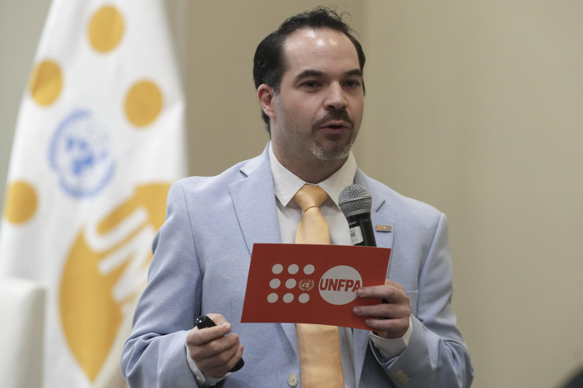 El representante del Unfpa en Honduras, Iván Castellanos, habla durante un informe sobre la tasa de embarazos en adolescentes este jueves, en Tegucigalpa (Honduras). EFE/ STR