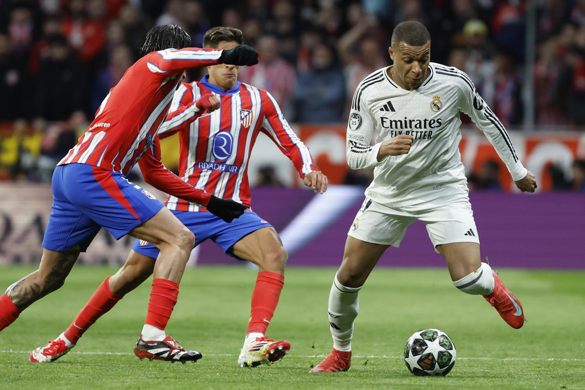 Kylian Mbappé, en una foto de archivo en uno de los derbis de la pasada temporada. EFE/Juanjo Martín