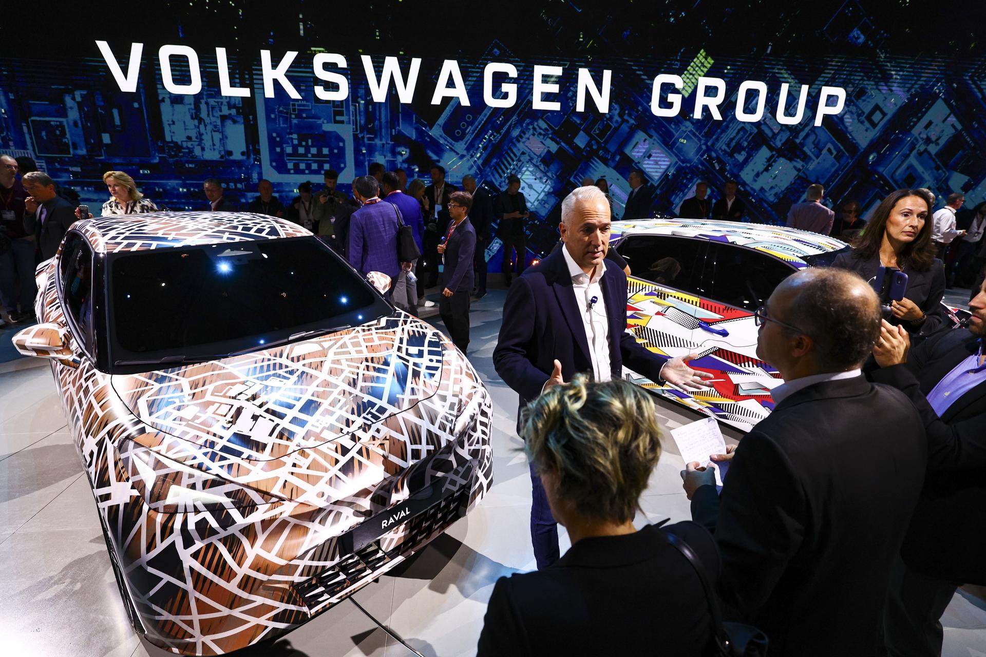 Múnich (Alemania), 08/09/2025.- Un Cupra Raval camuflado con un vinilo de colores exhibido en la conferencia de prensa del Grupo Volkswagen en el International Motor Show Germany IAA Mobility 2025 de Múnich. EFE/EPA/ANNA SZILAGYI