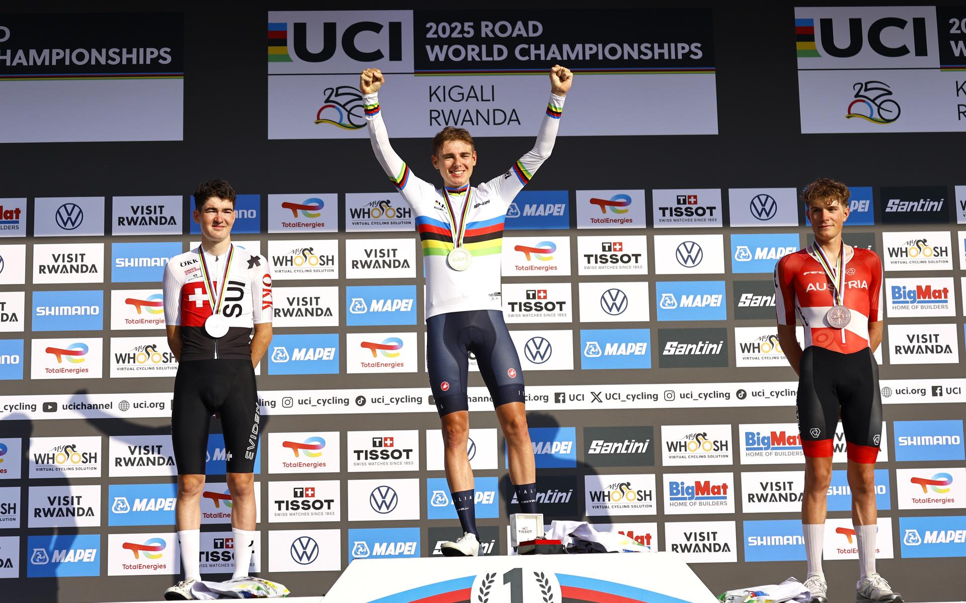 El italiano Lorenzo Mark Finn (Red Bull-Bora) se proclamó este viernes campeón del mundo U23 de ciclismo en ruta en el Mundial de Ruanda. EFE/EPA/KIM LUDBROOK
