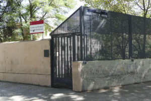 Imagen del centro de acogida en Hortaleza. Dos encapuchados han asaltado y golpeado a tres menores migrantes no acompañados en las inmediaciones del centro de acogida de Hortaleza tras la detención de un residente de este centro madrileño por una violación a una menor el pasado viernes. EFE