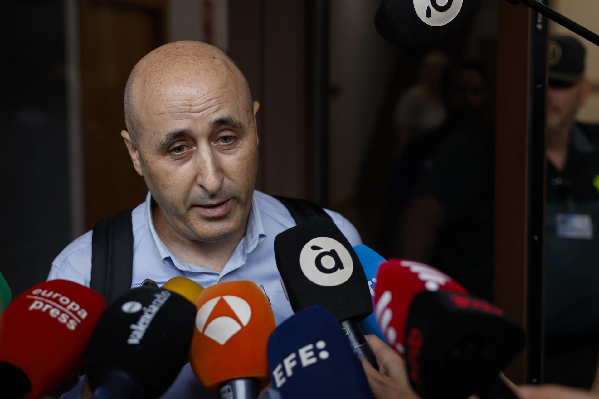 El presidente de la Confederación Hidrográfica del Júcar (CHJ), Miguel Polo, a su llegada este viernes a los juzgados de Catarroja, donde declarará como testigo ante la jueza que instruye la causa penal sobre la dana para responder a las preguntas de decenas de letrados sobre las horas más trágicas de las riadas del pasado 29 de octubre. EFE/Ana Escobar

