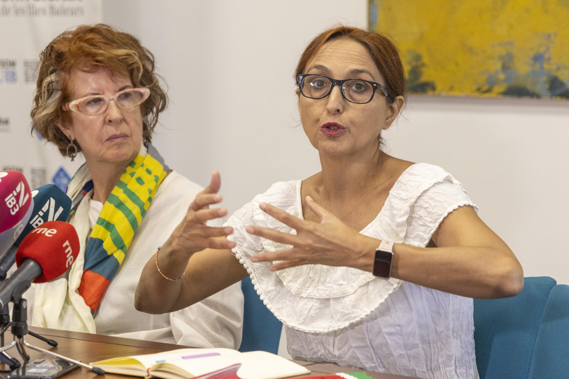 La investigadora y activista del colectivo Caminando Fronteras Helena Maleno durante la rueda de prensa ofrecida este viernes en Palma donde ha criticado que se utilice a la infancia migrante "como mercadeo político", algo que solo sirve para "alimentar los discursos de la extrema derecha" y ha subrayado la necesidad de reconocer a Baleares como "territorio de frontera" migratoria, como lo son Ceuta, Melilla o Canarias, ya que el archipiélago podría "necesitar la solidaridad de otros territorios" de España en un año si se mantiene la situación actual. EFE/Cati Cladera