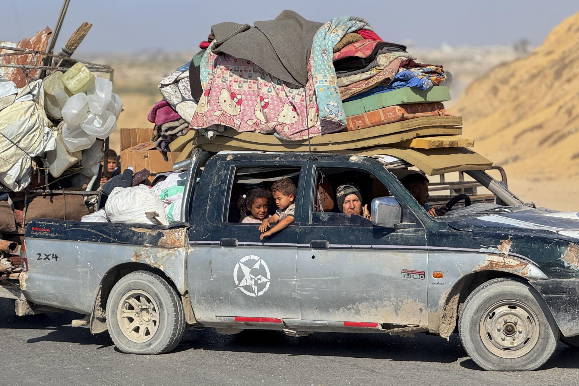Miles de personas se desplazan este viernes desde la ciudad de Gaza hacia el sur de la Franja de Gaza, tras las órdenes de evacuación forzosa israelíes y los constantes bombardeos. EFE/ Ahmad Awad