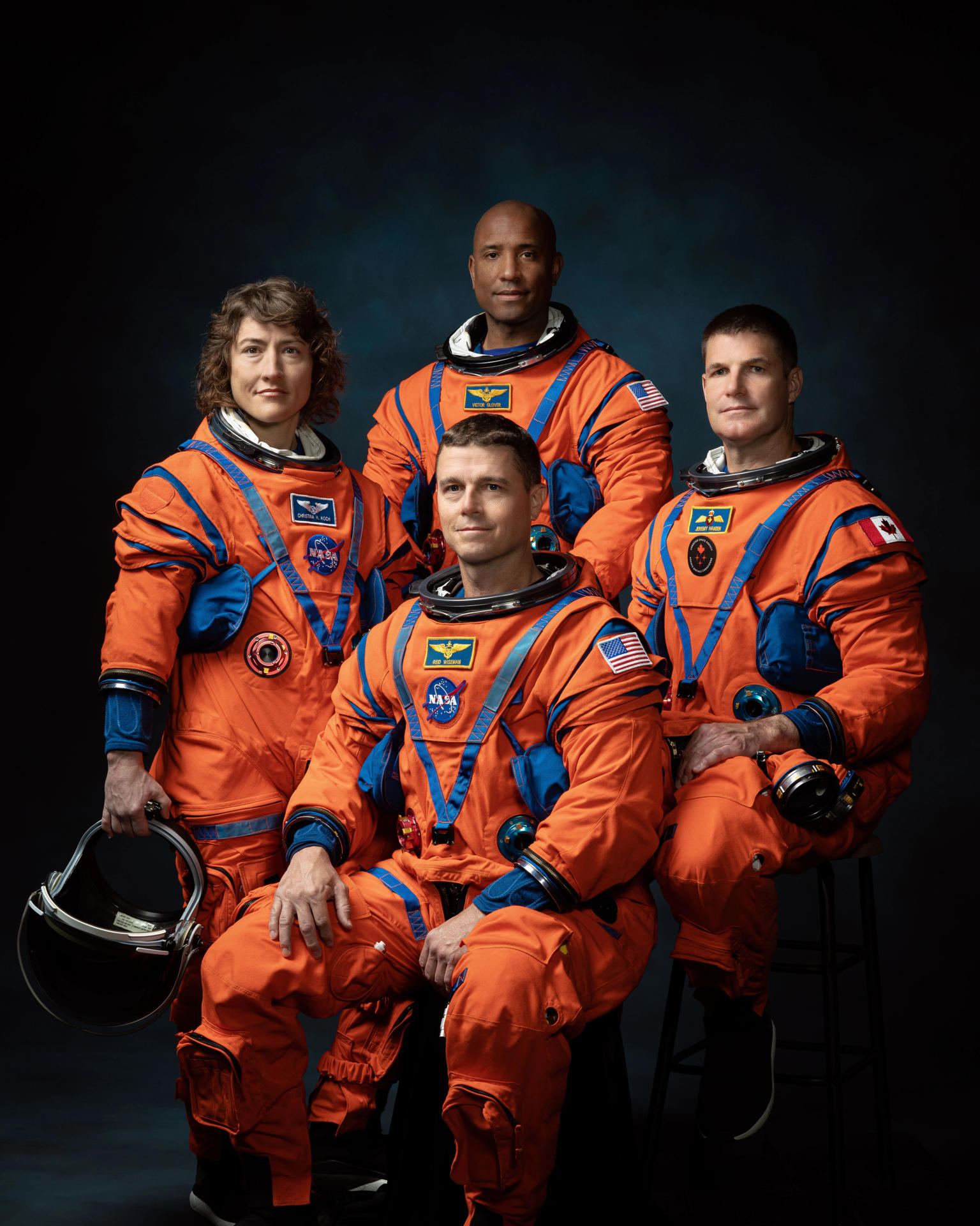 Fotografía cedida por la NASA donde aparecen los astronautas estadounidenses Christina Koch (i), Victor Glover (c-arriba), Reid Wiseman (c-abajo), y el canadiense Jeremy Hansen (d) de la misión Artemis II. EFE/Josh Valcarcel/NASA

