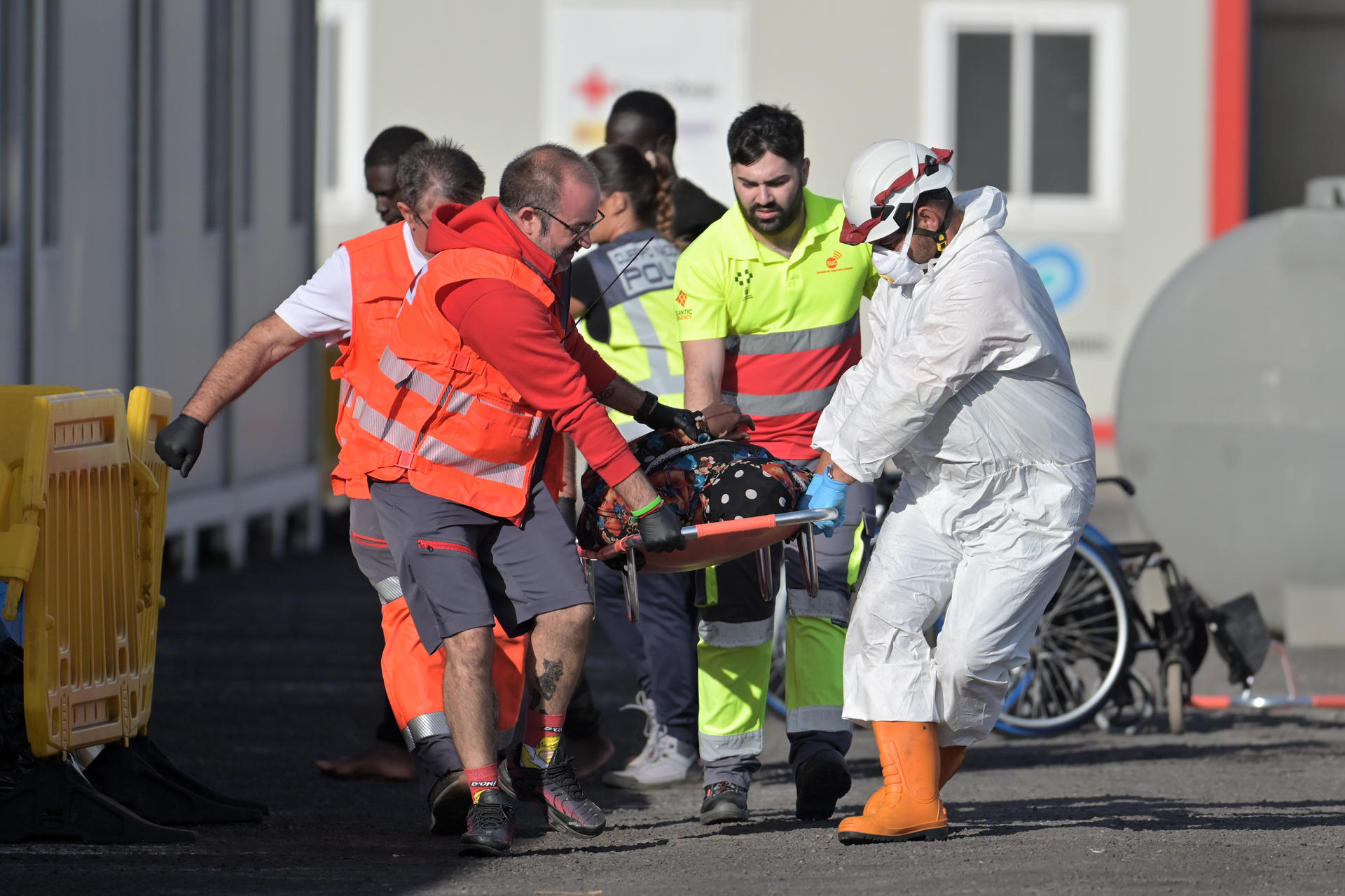 Las salvamar Navia y Diphda han rescatado este lunes a 235 personas de un cayuco que fue localizado en aguas cercanas a El Hierro y que ha sido trasladado al puerto de La Restinga para ser atendidos por los equipos de emergencias. EFE/ Gelmert Finol