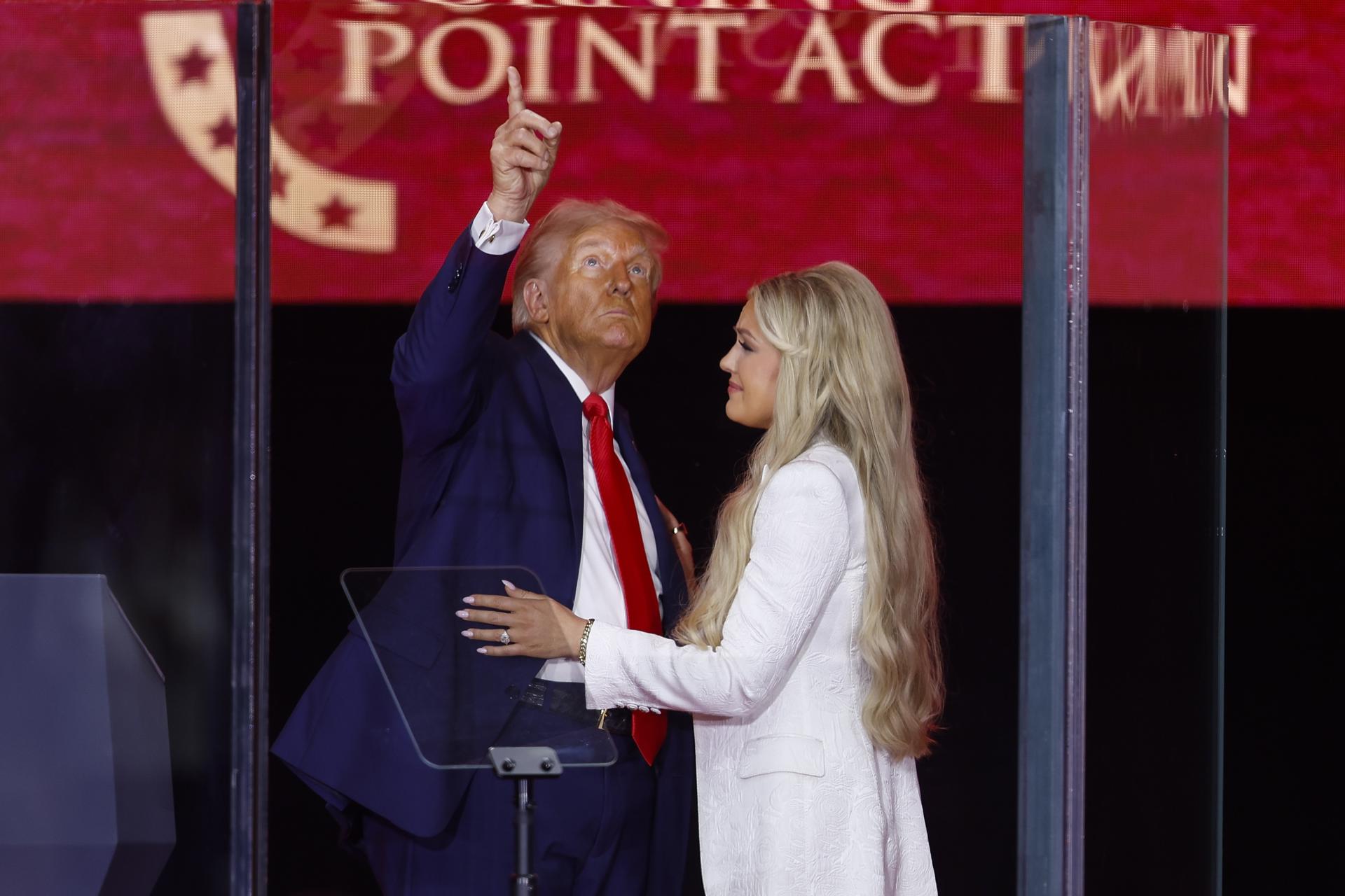 El presidente de Estados Unidos, Donald Trump (i) y Erika Kirk (d), esposa de Charlie Kirk, se abrazan en el escenario durante el servicio funerario conmemorativo del activista político Charlie Kirk en el State Farm Stadium en Glendale, Arizona. EFE/EPA/CAROLINE BREHMAN