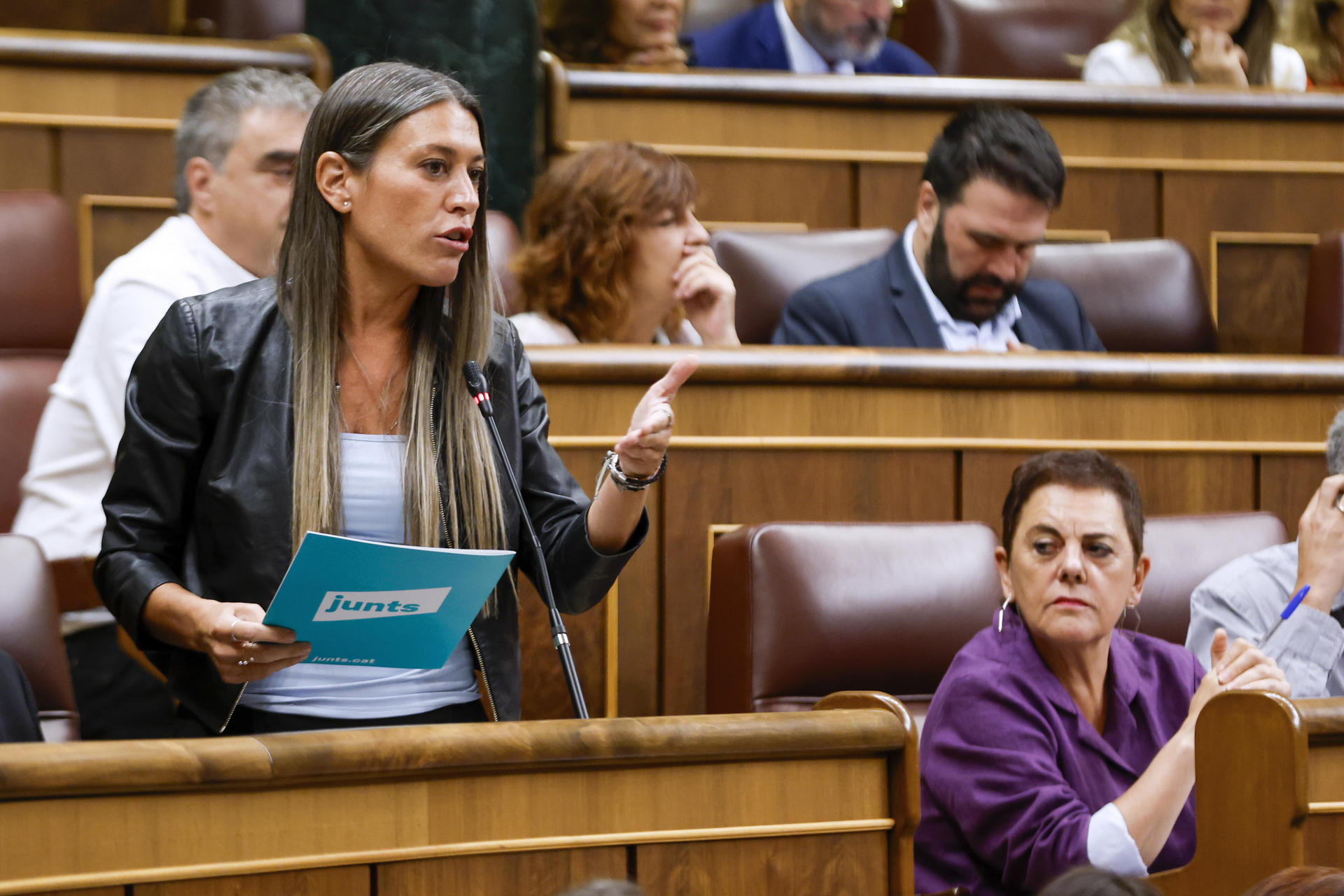 La portavoz de Junts per Catalunya, Miriam Nogueras (i), durante la sesión de control celebrada, este miércoles, en el Congreso de los Diputados. EFE/ J.J. Guillén