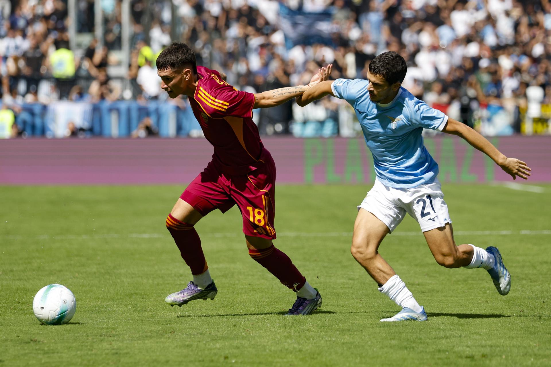 Matias Soule’, del AS Roma, y Reda Belahyane, del SS Lazio, durante el partido de fútbol de la Serie A italiana entre el SS Lazio y el AS Roma en el estadio Olímpico de Roma, Italia, el 21 de septiembre de 2025. (Italia, Roma). EFE/EPA/FABIO FRUSTACI