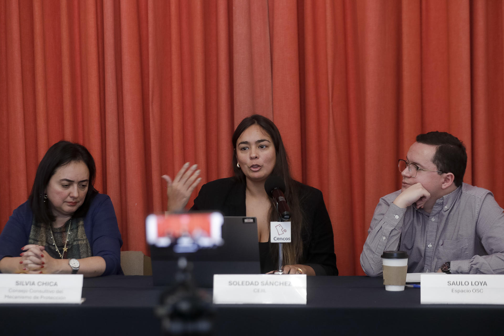 La representante del Centro por la Justicia y el Derecho Internacional (Cejil), Soledad Sánchez (c), habla junto a la integrante del Consejo Consultivo del Mecanismo de Protección, Silvia Chica (i), y el representante de Espacio OSC, Saulo Loya, durante una rueda de prensa este miércoles, en Ciudad de México (México). EFE/ Isaac Esquivel