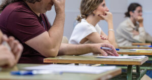 Imagen de archivo de varias personas haciendo un examen de oposión. EFE/ Ángeles Visdómine