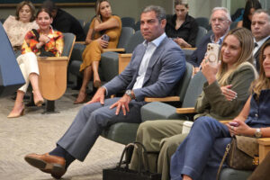 El alcalde de Miami, Francis Suárez, asiste a una rueda de prensa este lunes, en el Ayuntamiento de Miami (Estados Unidos). EFE/ Alberto Boal
