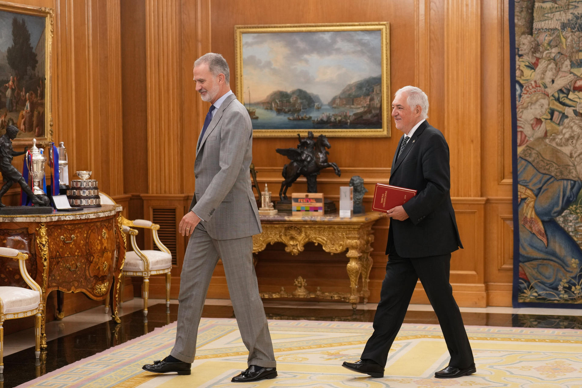 El rey recibe en audiencia al presidente del Tribunal Constitucional, Cándido Conde-Pumpido (d), quien le hará entrega de la Memoria de actividades del órgano constitucional, este lunes, en el Palacio de la Zarzuela. EFE/ Borja Sánchez-trillo