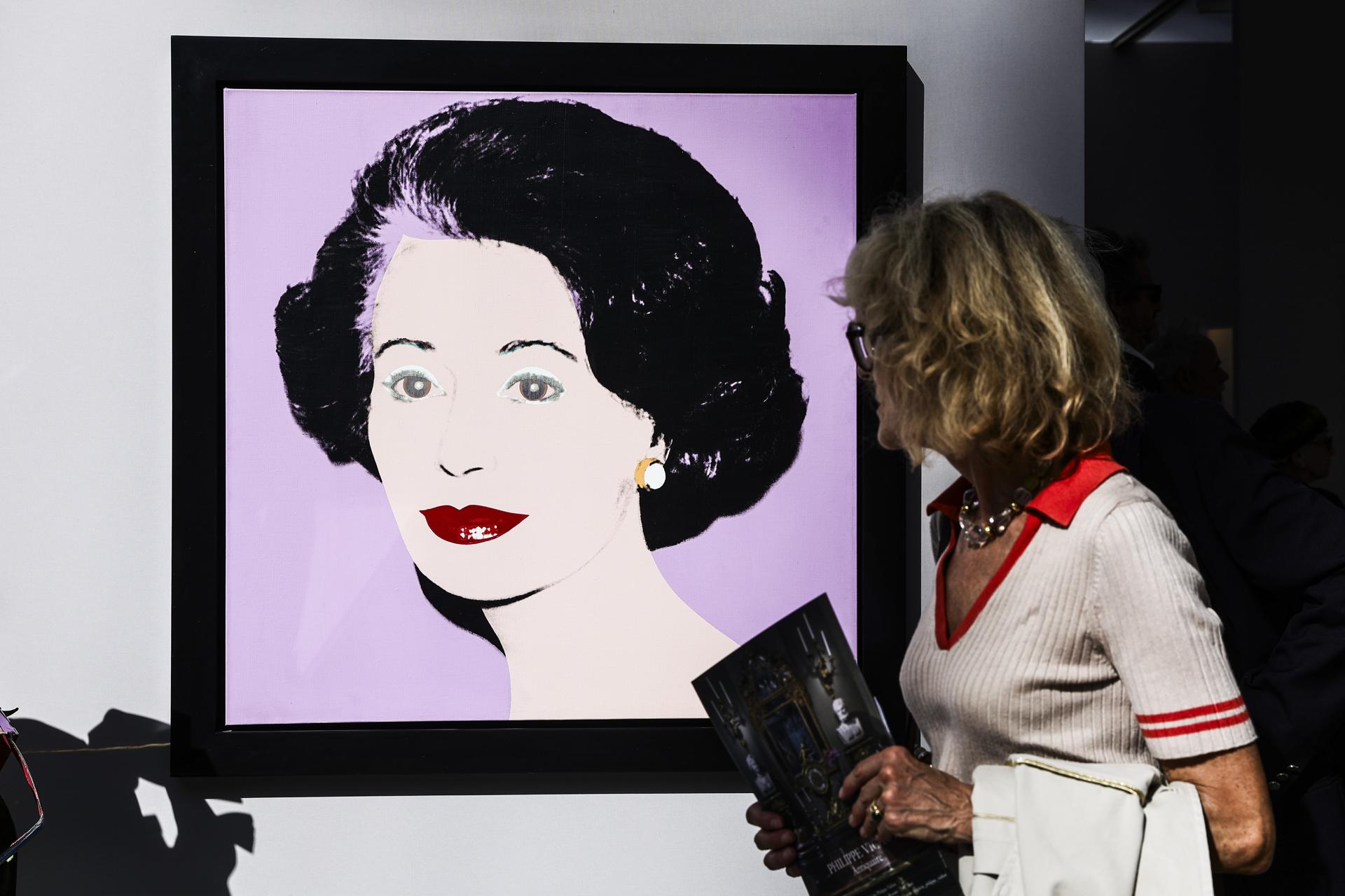 París, 19 sep (EFE).- La feria FAB París 2025 abre sus puertas este sábado en el Grand Palais con una doble mirada: la defensa y restauración del patrimonio francés a través del Museo Nissim de Camondo, y la presencia de galerías internacionales entre las que hay dos madrileñas, Guillermo de Osma y Ana Chiclana.EFE/EPA/TERESA SUAREZ

