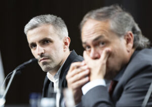 El presidente de la Real Sociedad, Jokin Aperribay (d), y el director de fútbol del club, Erik Bretos (i), durante la presentación de Yangel Herrera y Carlos Soler como nuevos jugadores de la Real Sociedad este martes en el Reale Arena de San Sebastián. EFE/Javier Etxezarreta