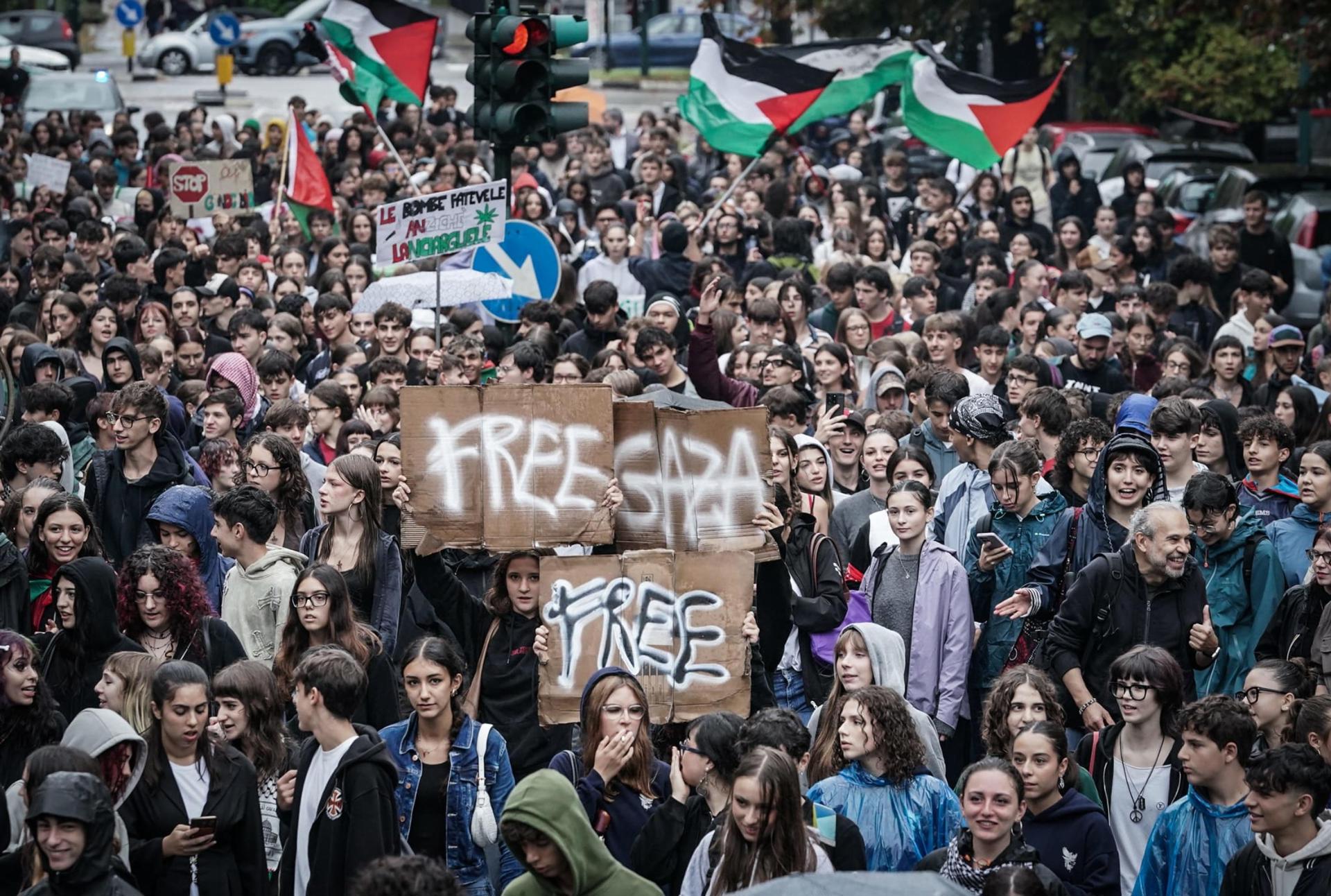 Manifestación en Turín en solidaridad con los palestinos en Gaza en la que se pide parar los envíos de armas a Israel, el 22 de septiembre de 2025. EFE/EPA/TINO ROMANO
