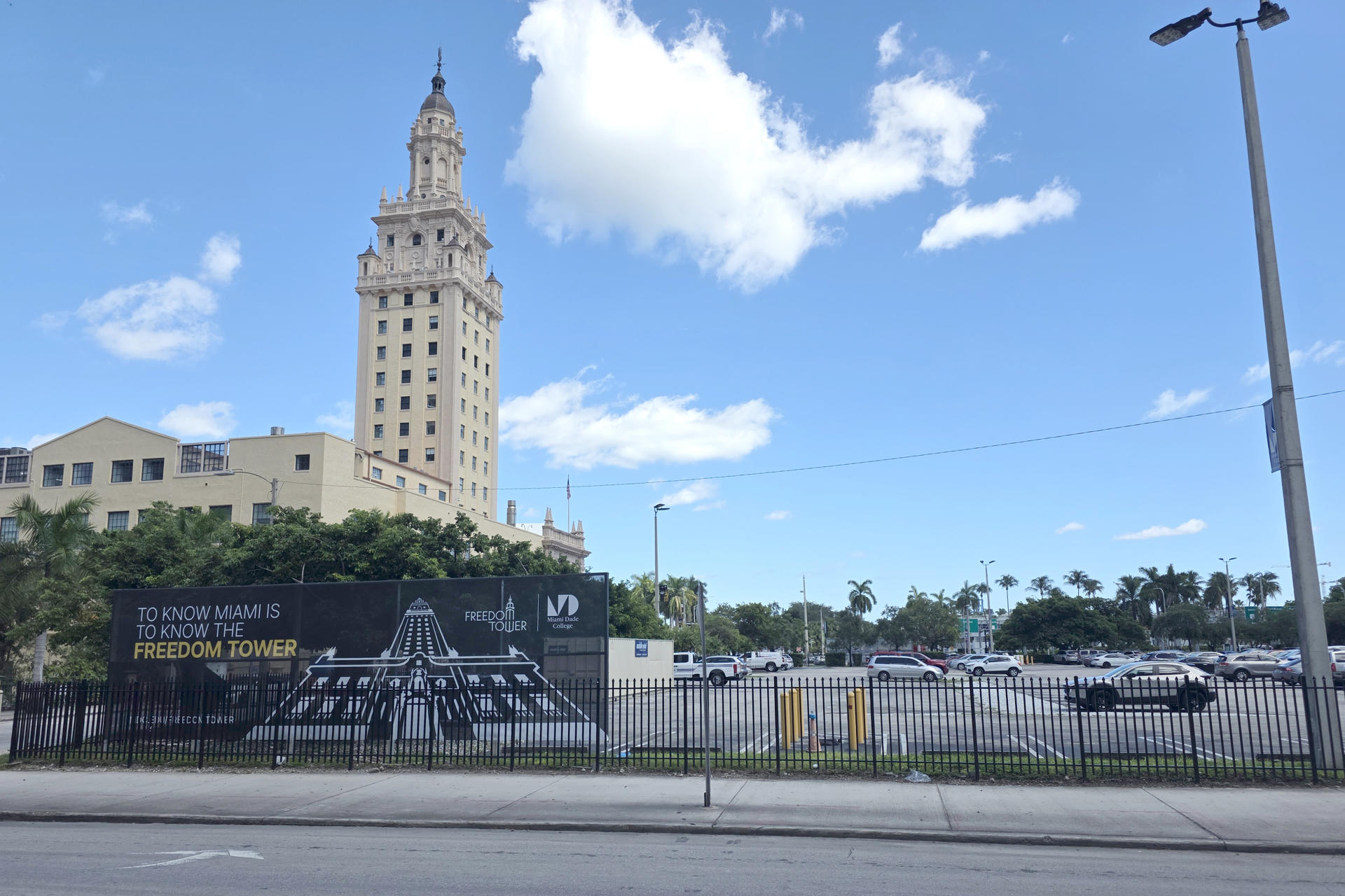 Fotografía que muestra una zona de estacionamiento de la Torre de la Libertad este martes, en Miami (Estados Unidos). EFE/Alberto Boal
