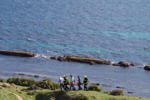 Rescate del cuerpo de uno de los marineros del pesquero Rúa Mar. EFE/ Carrasco Ragel