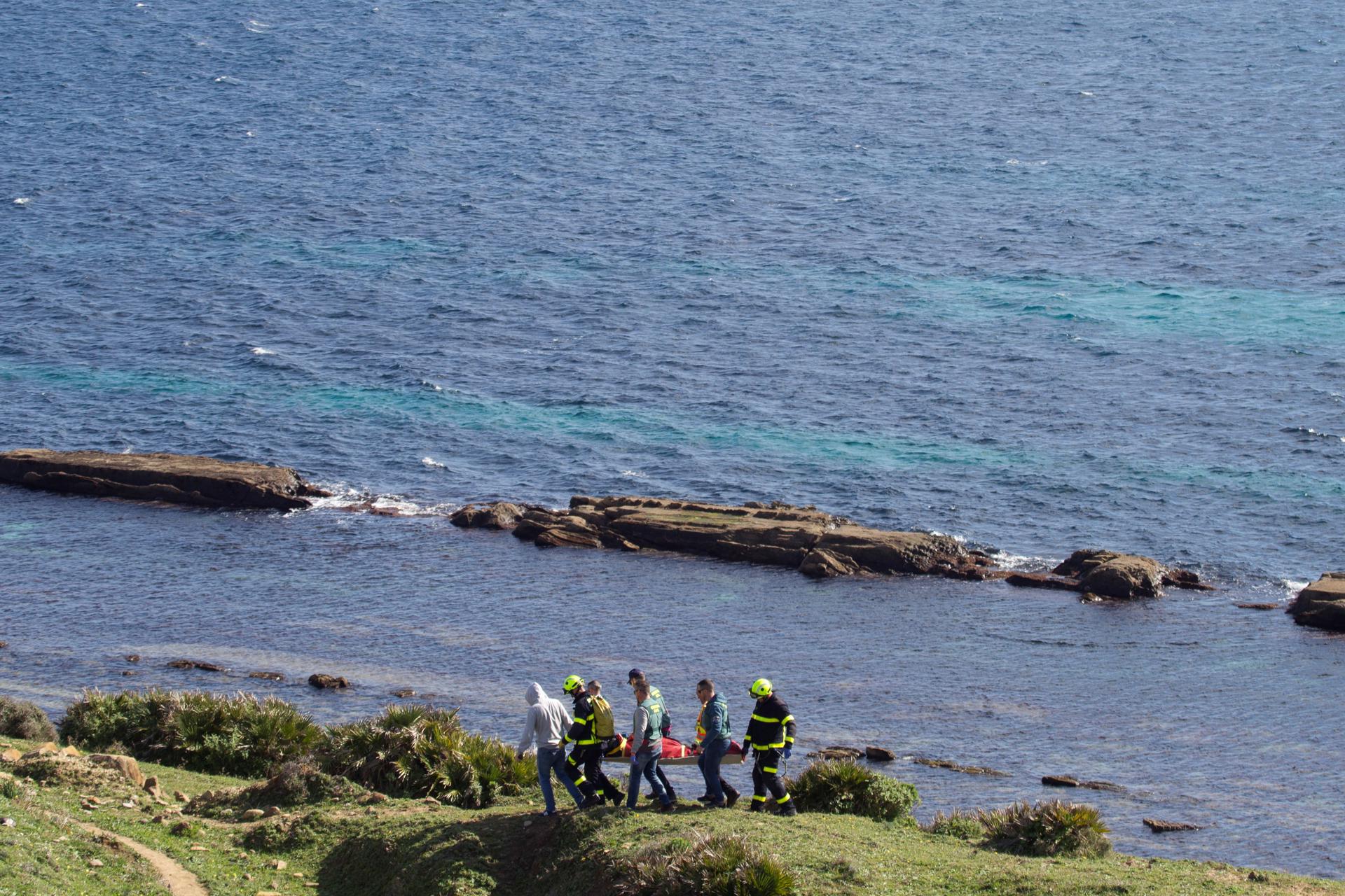 Rescate del cuerpo de uno de los marineros del pesquero Rúa Mar. EFE/ Carrasco Ragel