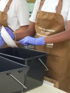 La ONG Enraíza Derechos -que persigue un modelo alimentario más sostenible- lleva más de un año colaborando con seis colegios de Madrid y el País Vasco para medir cuánta comida se tira a la basura en sus comedores, mediante un proyecto financiado por la Unión Europea (UE) y la Comunidad de Madrid. Imagen cedida por la Organización Enraíza Derechos