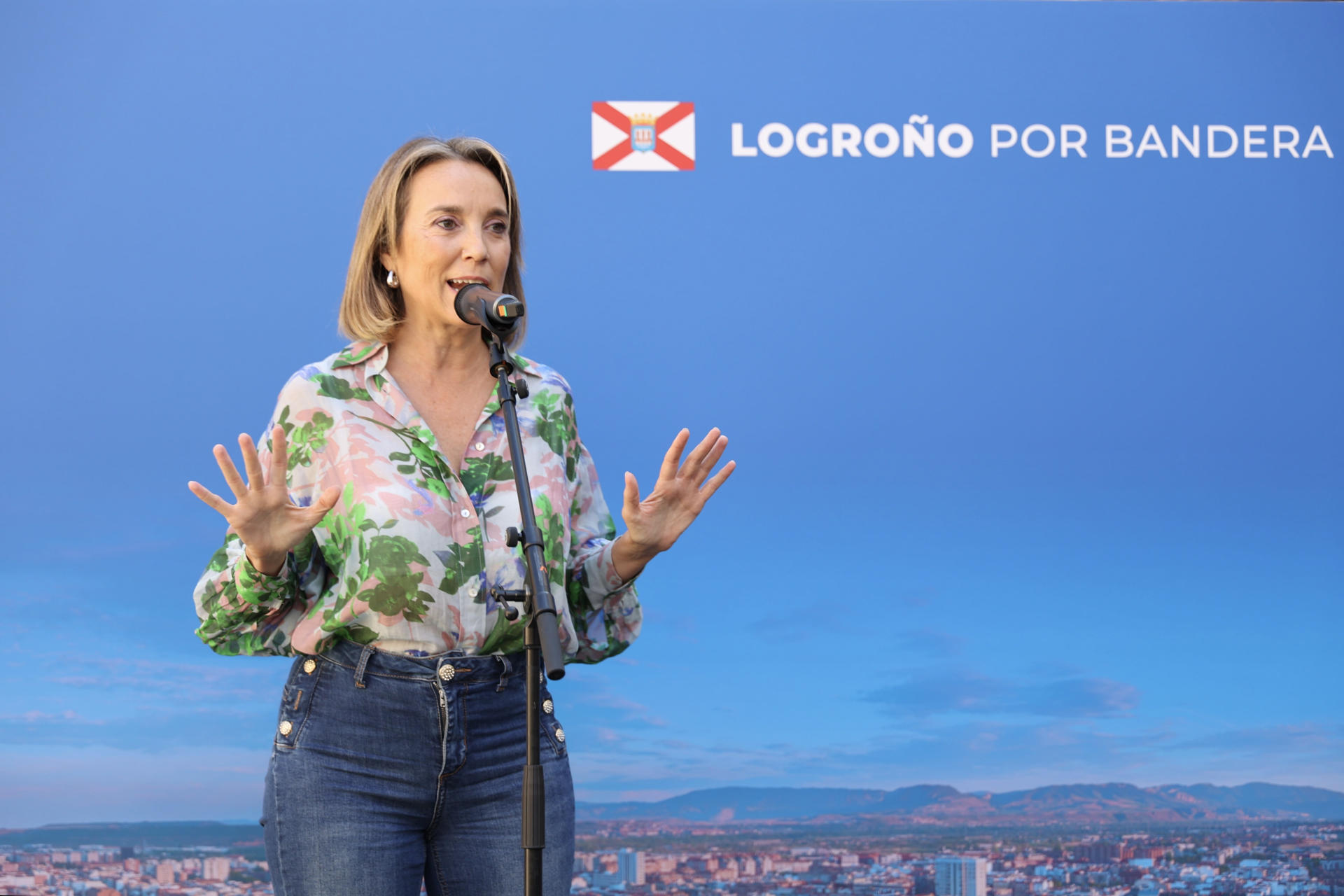 La vicesecretaria de Regeneración Institucional del PP, Cuca Gamarra, participa en el acto de imposición del pañuelo de las Fiestas de San Mateo, que organiza el PP de Logroño..-EFE/Raquel Manzanares