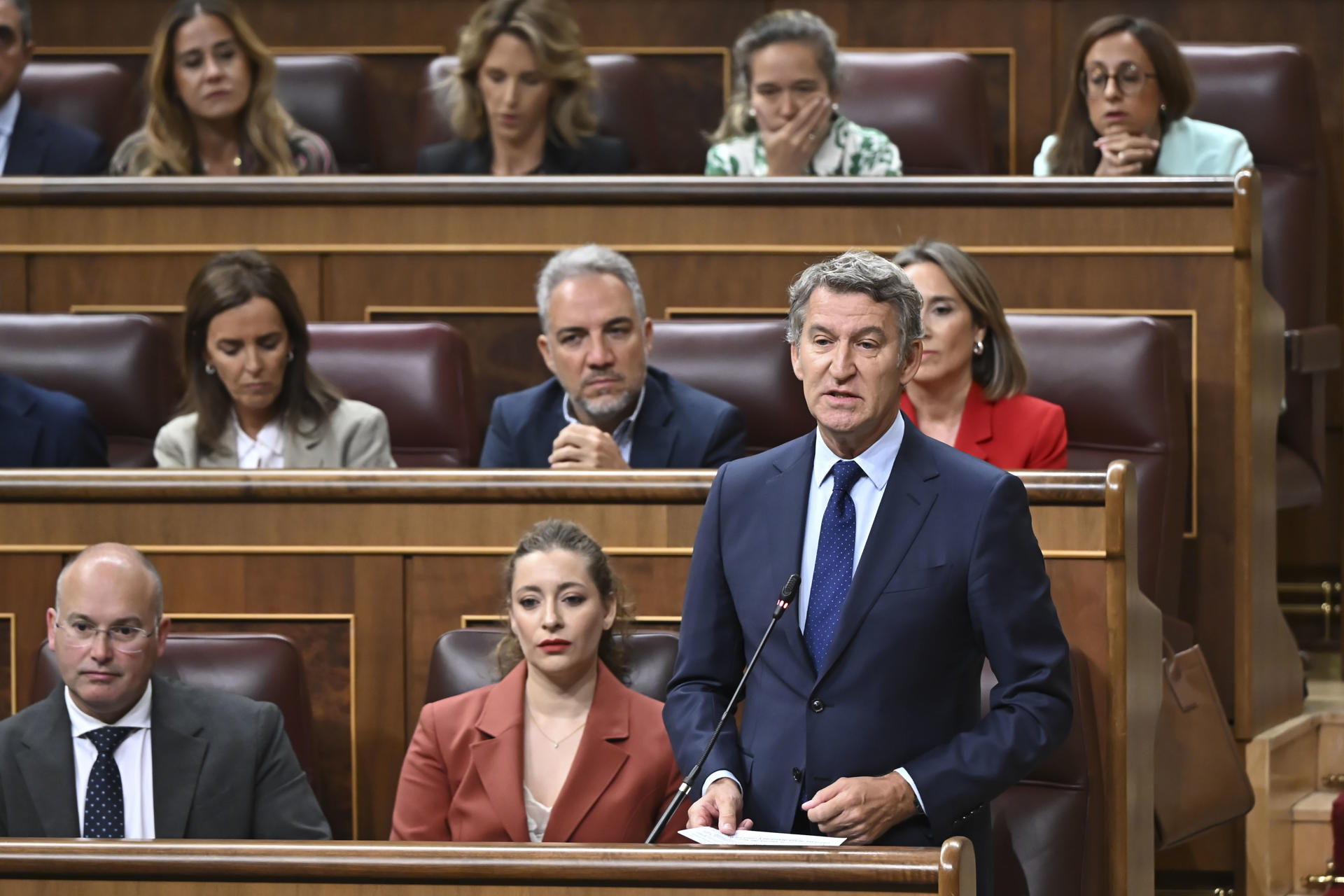 El líder del Partido Popular (PP), Alberto Núñez-Feijóo (d), interviene durante la primera sesión de control del nuevo período de sesiones este miércoles en el Congreso de los Diputados en Madrid. EFE/ Fernando Villar