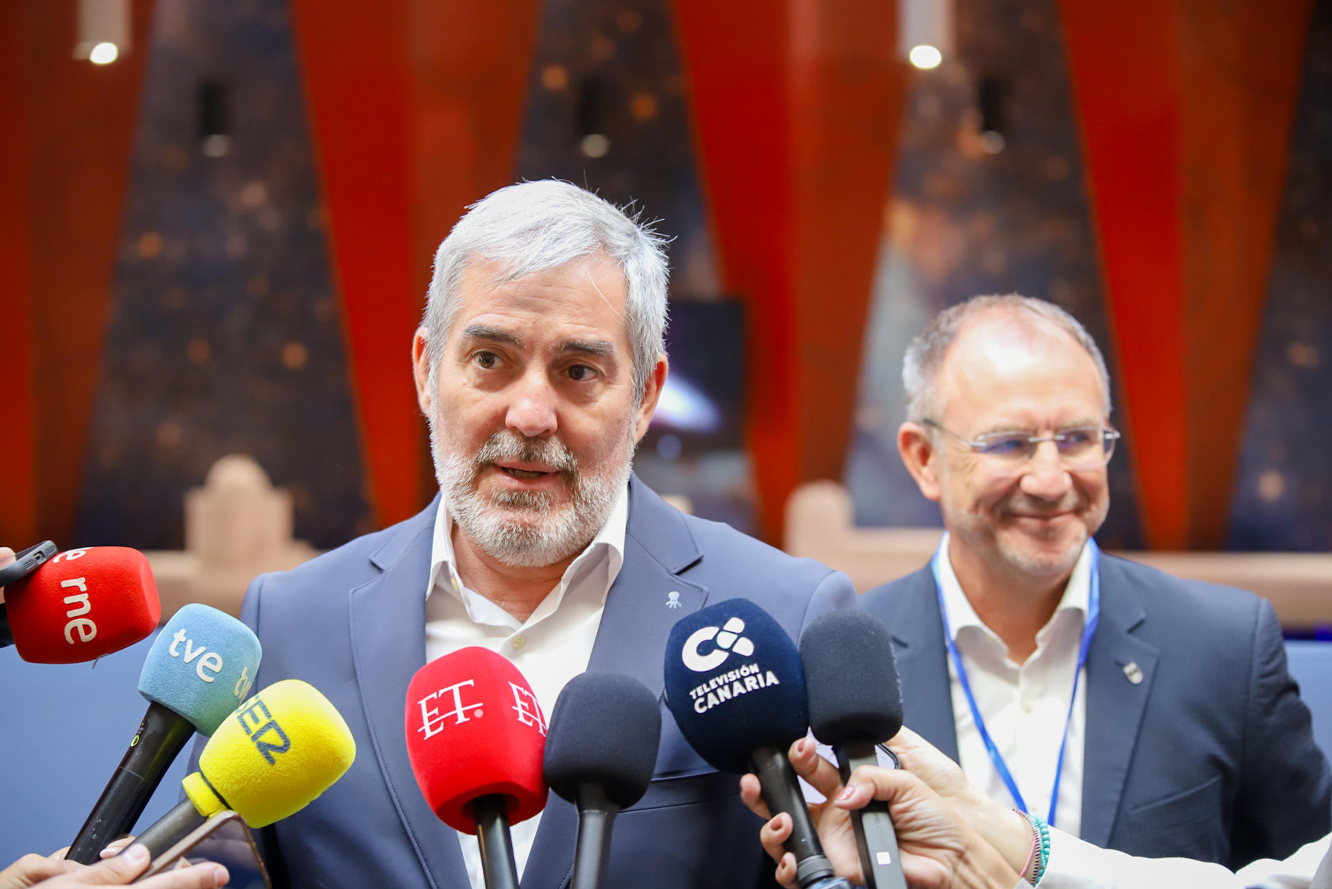 El presidente de Canarias, Fernando Clavijo, durante la Inauguración de las jornadas DiploInnova Canarias, que se celebran en el observatorio del Roque de Los Muchachos, en La Palma. Con estas jornadas Canarias busca reforzar su posición como sitio idóneo para acoger el Telescopio de Treinta Metros (TMT) a través de la diplomacia científica y exponiendo a la comunidad investigadora los elementos diferenciales de La Palma y el Roque de los Muchachos como posible sede, frente a otros lugares como Hawaii. EFE/ Luis G Morera
