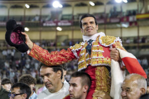 El diestro Emilio de Justo sale a hombros este jueves, durante la segunda de abono de la feria de San Lorenzo de Valladolid. EFE/ Nacho Gallego