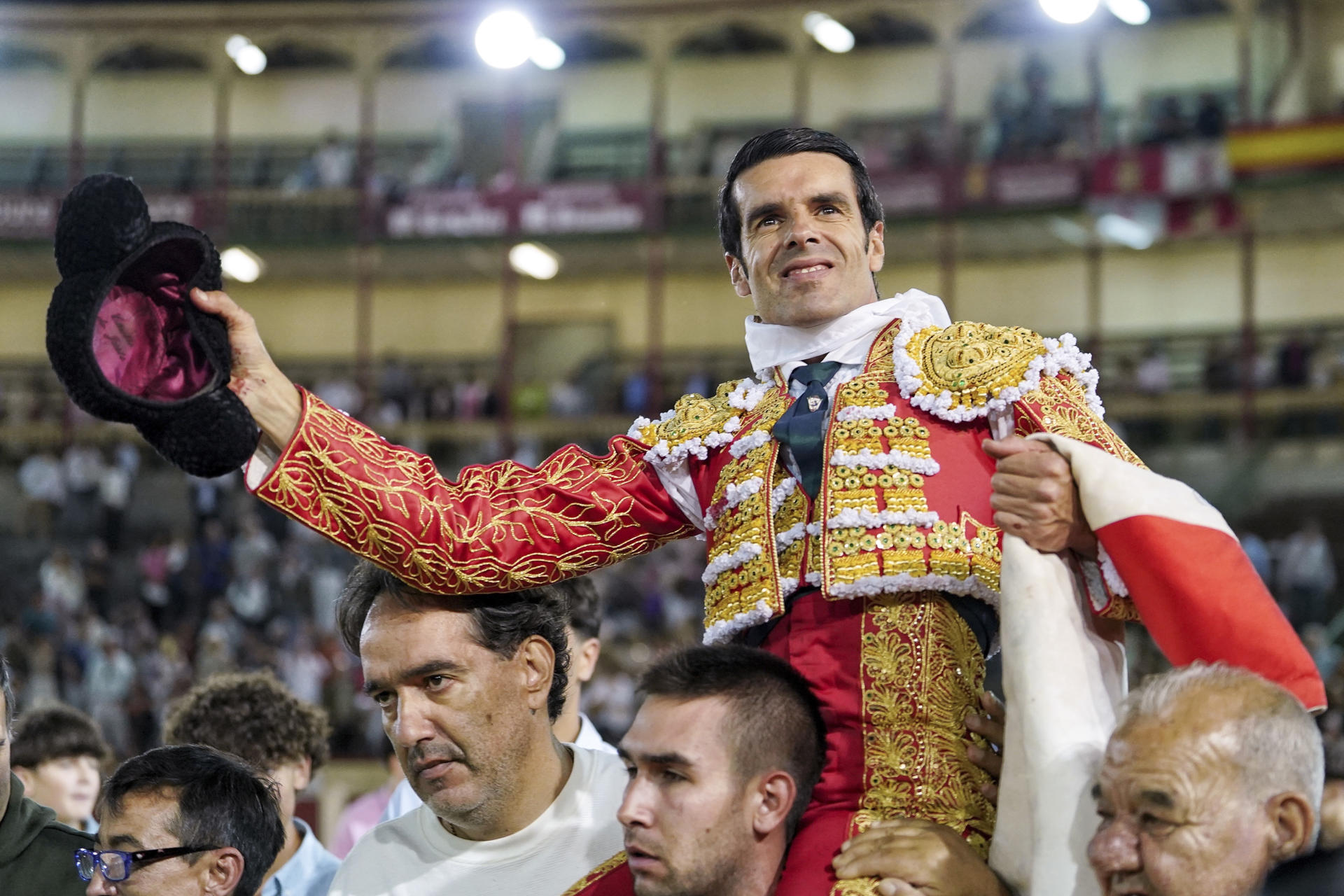 El diestro Emilio de Justo sale a hombros este jueves, durante la segunda de abono de la feria de San Lorenzo de Valladolid. EFE/ Nacho Gallego