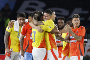 Dayro Moreno (i) se abraza con el capitán de Colombia, James Rodríguez, tras el triunfo ante Bolivia y la clasificación al Mundial 2026 en el estadio Metropolitano de Barranquilla. EFE/Mauricio Dueñas Castañeda