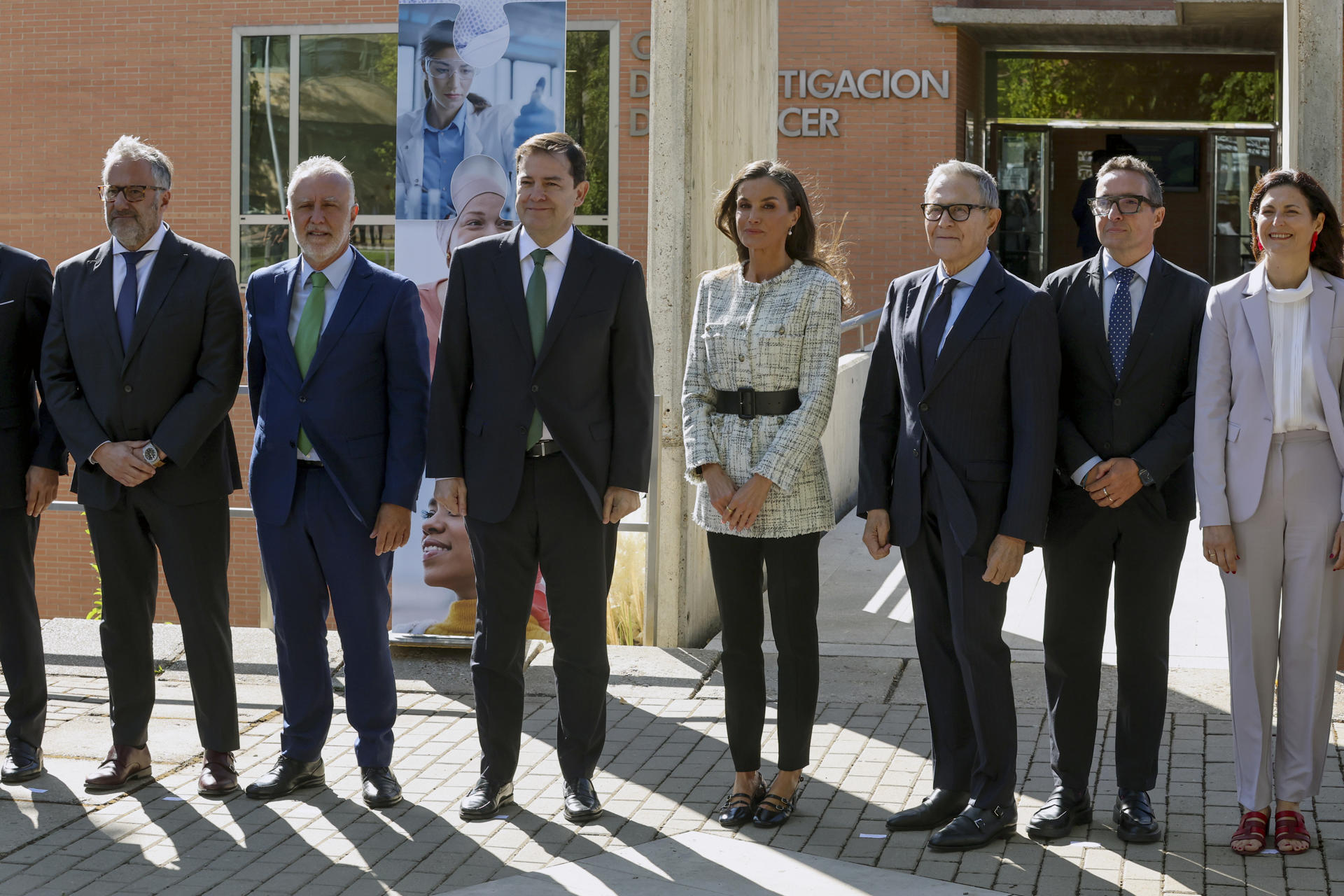 La reina Letizia acompañada por el ministro de Política Territorial y Memoria Democrática, Ángel Víctor Torres (2i), y el presidente de la Junta de Castilla y León, Alfonso Fernández Mañueco (3i), visita el Centro de Investigación del Cáncer en Salamanca, como parte de los actos organizados en Salamanca para conmemorar el Día Mundial de Investigación del Cáncer. EFE/ JM. Garcia
