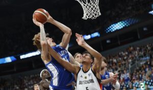 Tristan Da Silva, de Alemania, y Miikka Muurinen (D), de Finlandia, durante el partido entre ambas selecciones, de semifinales del EuroBasket 2025. EFE/EPA/TOMS KALNINS