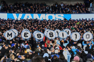 Aficionados argentinos levantan tambores con las iniciales del nombre de Lionel Messi, previo al partido ante Venezuela por las eliminatorias al Mundial 2026 en el estadio Monumental en Buenos Aires. EFE/Adán González