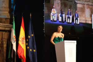 La presidenta de la Junta, Maria Guardiola, durante el acto de entrega de las ´Medallas de Extremadura´ con motivo del Día de Extremadura que se celebra hoy Domingo en el Teatro Romano de Mérida. EFE / Jero Morales.