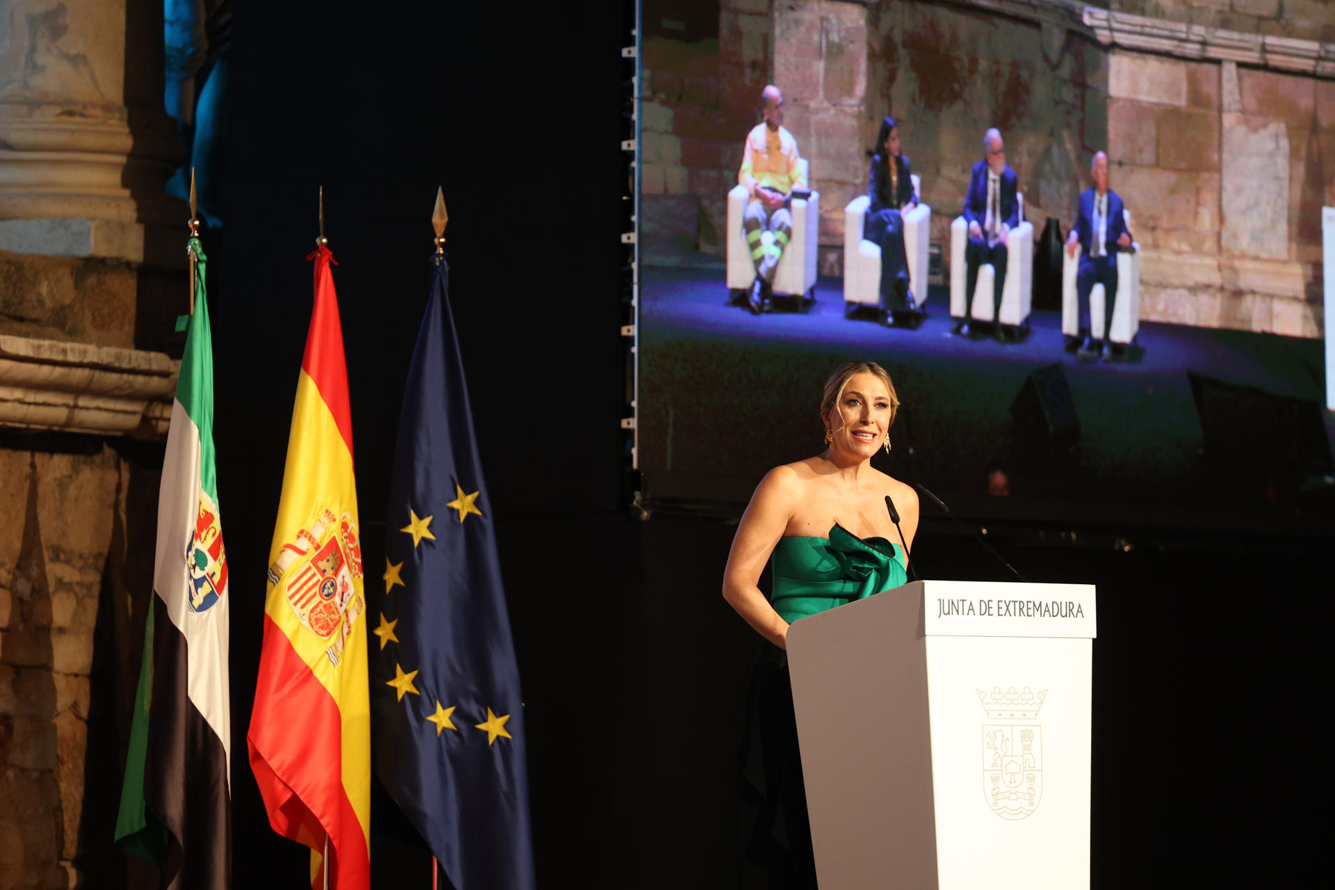 La presidenta de la Junta, Maria Guardiola, durante el acto de entrega de las ´Medallas de Extremadura´ con motivo del Día de Extremadura que se celebra hoy Domingo en el Teatro Romano de Mérida. EFE / Jero Morales.