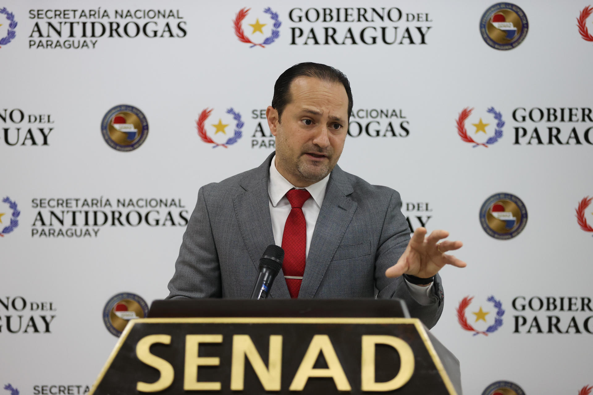 El ministro de la Secretaría Nacional Antidrogas de Paraguay (Senad), Jalil Rachid, durante una conferencia de prensa sobre la captura del mexicano Hernán Bermúdez Requena, presunto líder del grupo criminal La Barredora y vinculado al Cartel Jalisco Nueva Generación (CJNG), este lunes 15 de septiembre de 2025, en Asunción (Paraguay). EFE/ Juan Pablo Pino