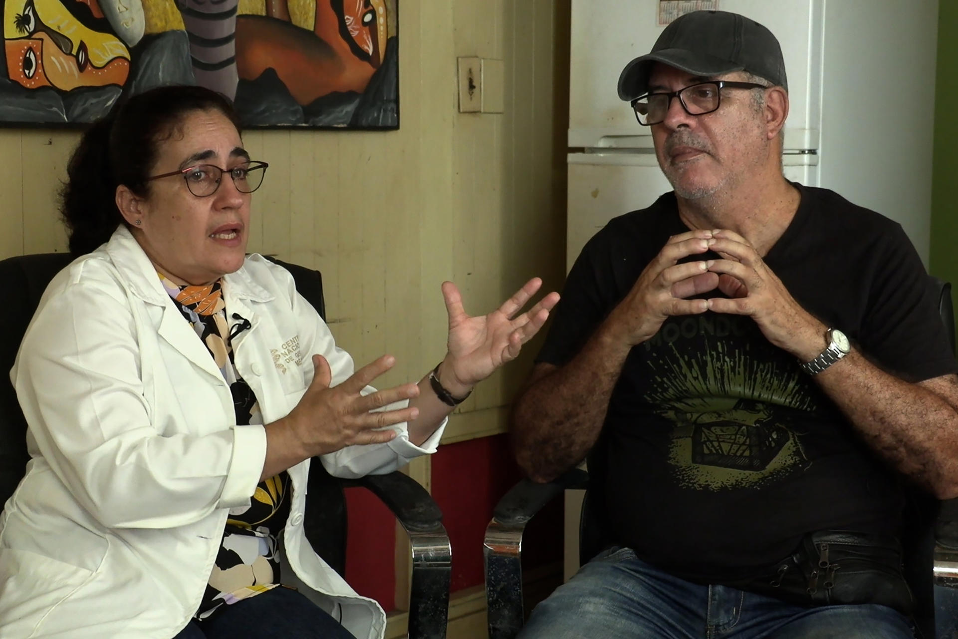 Captura de un video en la que aparecen la genetista Beatriz Marcheco (i) y el director Alejandro Gil, realizadores de la investigación científica y la serie documental ADN Cuba, durante una entrevista con EFE, en La Habana (Cuba). EFE/Felipe Borrego