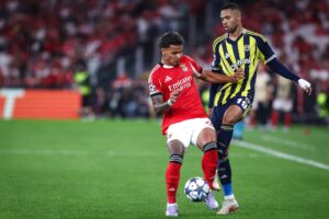 El centrocampista colombiano del Benfica Richard Rios (i) pugna por l balón con el atacante marroquí del Fenerbahce Youssef En-Nesyri, en un partido de la fase previa de la Liga de Campeones. EFE/EPA/JOSE SENA GOULAO