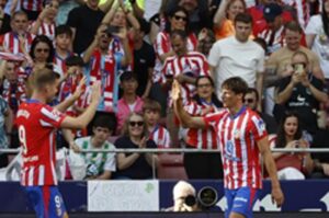 Le Normand y Sorloth celebran un gol en una foto de archivo. EFE/Mariscal.