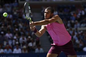 El español Carlos Alcaraz derrotó este domingo al francés Arthur Rinderknech y se clasificó para los cuartos de final del Abierto de Estados Unidos. EFE/EPA/JOHN G. MABANGLO
