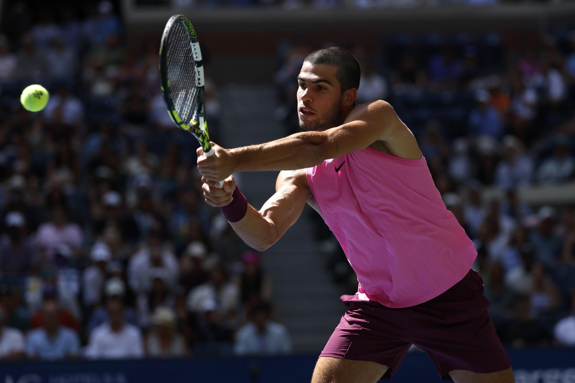 El español Carlos Alcaraz derrotó este domingo al francés Arthur Rinderknech y se clasificó para los cuartos de final del Abierto de Estados Unidos. EFE/EPA/JOHN G. MABANGLO