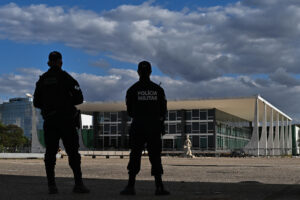 Integrantes de la Policía Militar hacen guardia frente al Supremo Tribunal Federal este lunes, en Brasilia (Brasil). EFE/Andre Borges