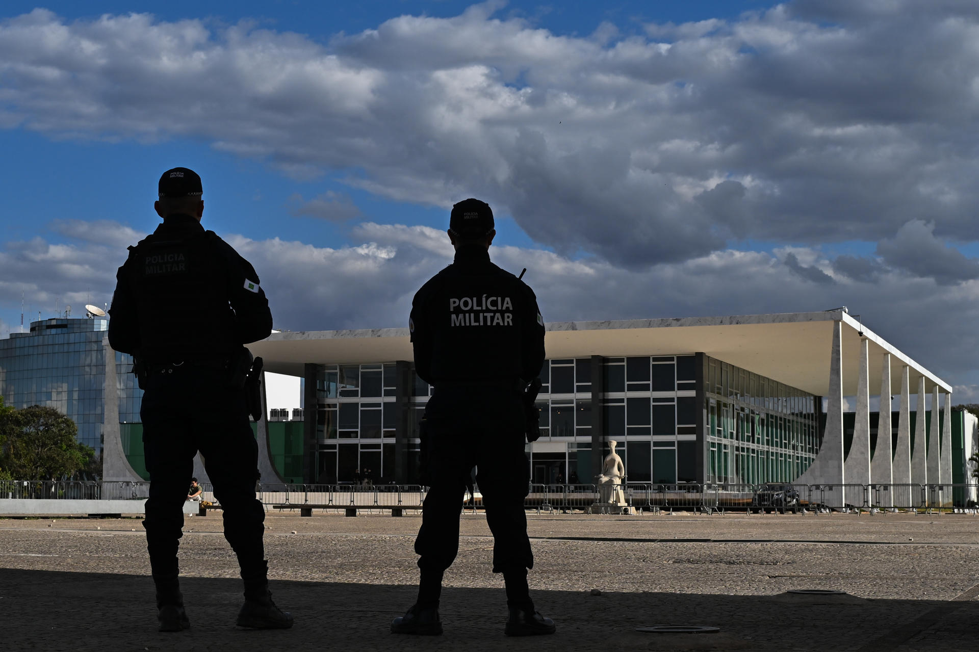 Integrantes de la Policía Militar hacen guardia frente al Supremo Tribunal Federal este lunes, en Brasilia (Brasil). EFE/Andre Borges