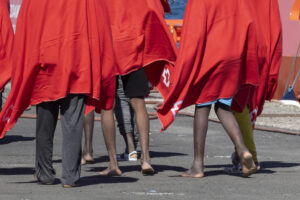 Imagen de archivo de un grupo de migrantes rescatados por Salvamento Marítimo y trasladados al puerto de Arguineguín (Gran Canaria). EFE/Quique Curbelo