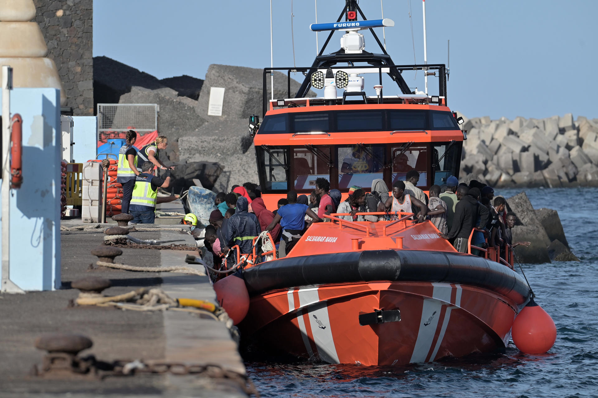 Imagen de archivo de un grupo de migrantes rescatados por Salvamento Marítimo y trasladados al puerto de Arguineguín (Gran Canaria). EFE/Quique Curbelo