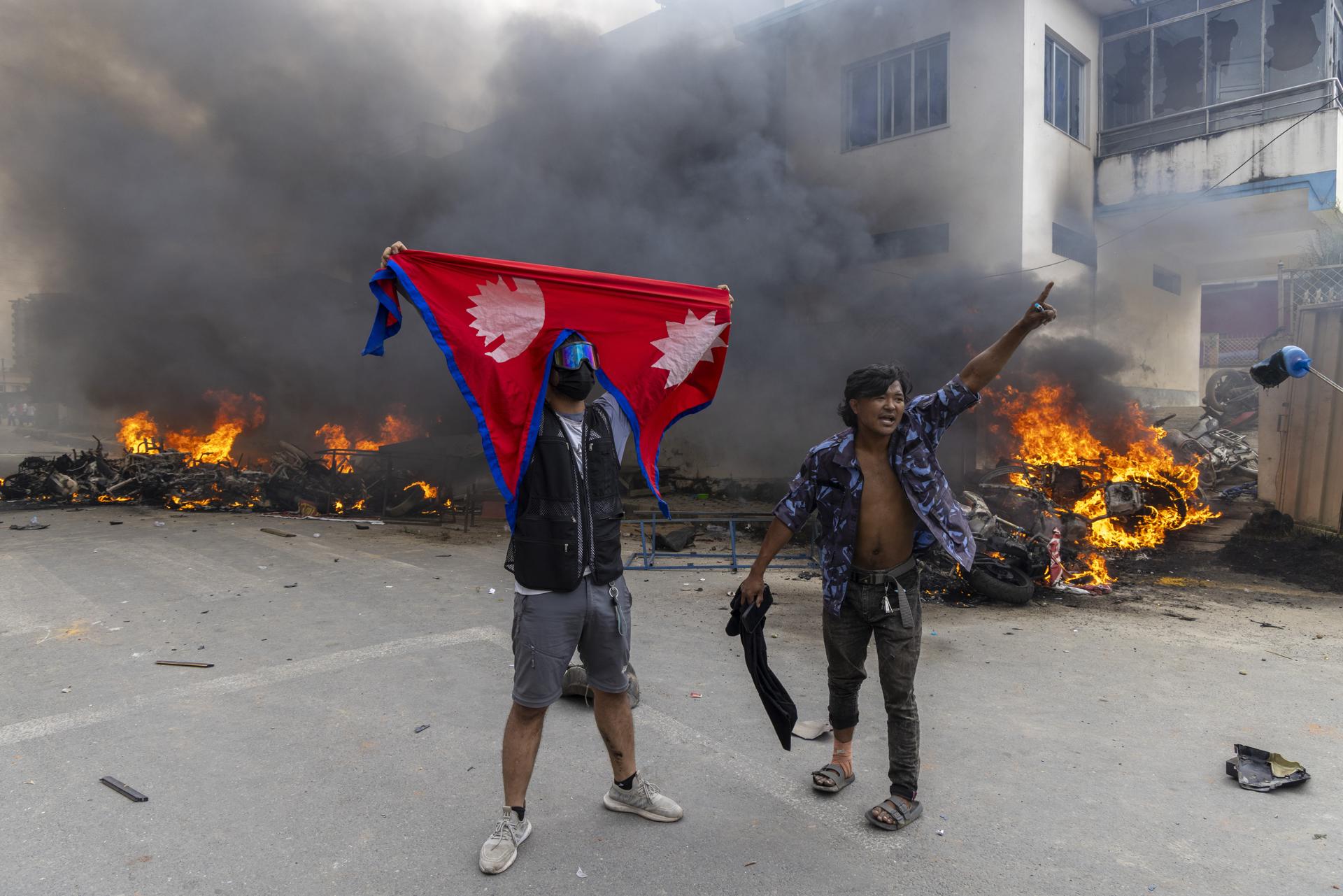 manifestantes delante del Partido Comunista de Nepal. EFE/EPA/NARENDRA SHRESTHA
