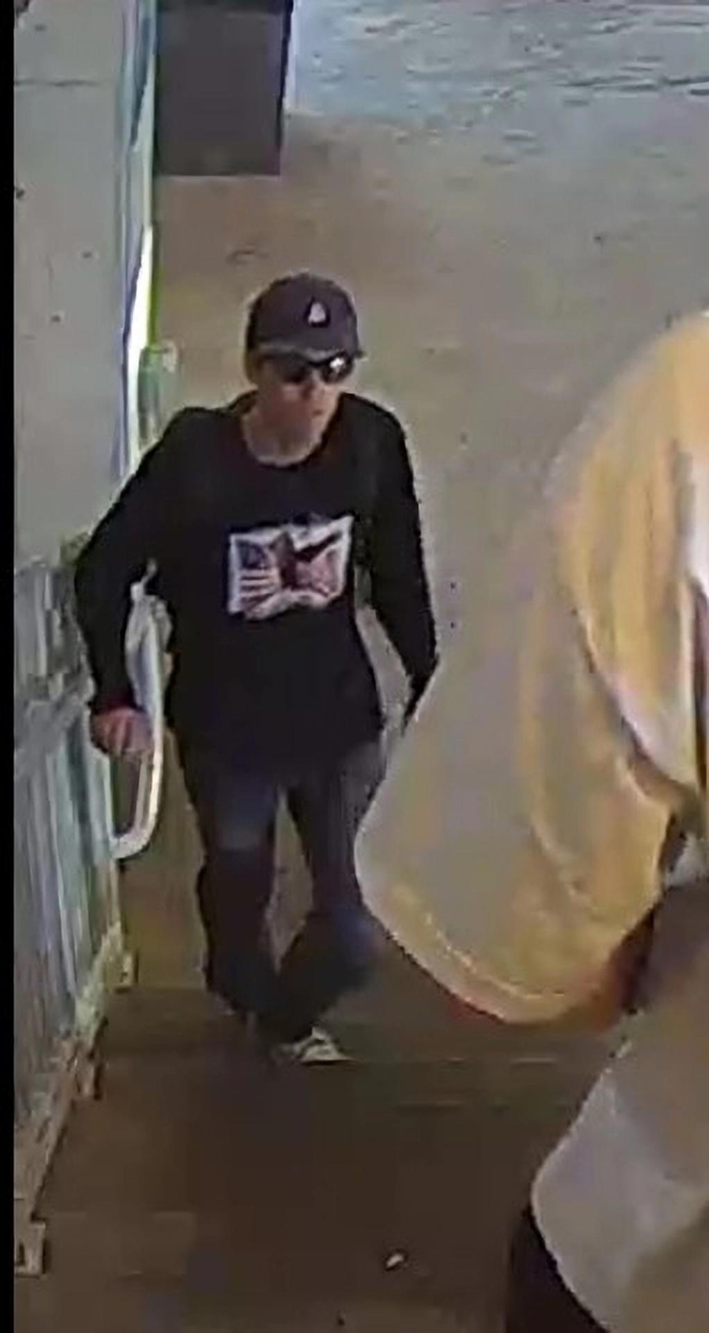 Fotografía publicada por el FBI donde aparece el supuesto sospechoso del asesinato de Charlie Kirk subiendo unas escaleras con una sudadera que parece llevar impresa la imagen de una bandera estadounidense con un águila calva superpuesta.EFE/FBI