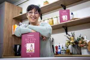 Tras publicar centenares de recetas desde que abrió un blog de cocina hace once años y contar con más de 18 millones de seguidores en sus redes sociales, Anna Terés ha escogido 376 platos para su segundo libro, que propone elaboraciones sencillas, con ingredientes básicos de despensa o que se pueden encontrar en cualquier supermercado. EFE/ Raquel Manzanares