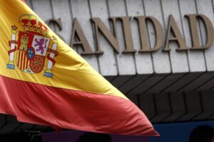 Imagen de archivo (16/03/2020) de una bandera española ondeando en la fachada del Ministerio de Sanidad, Consumo y Bienestar Social.
EFE/Kiko Huesca